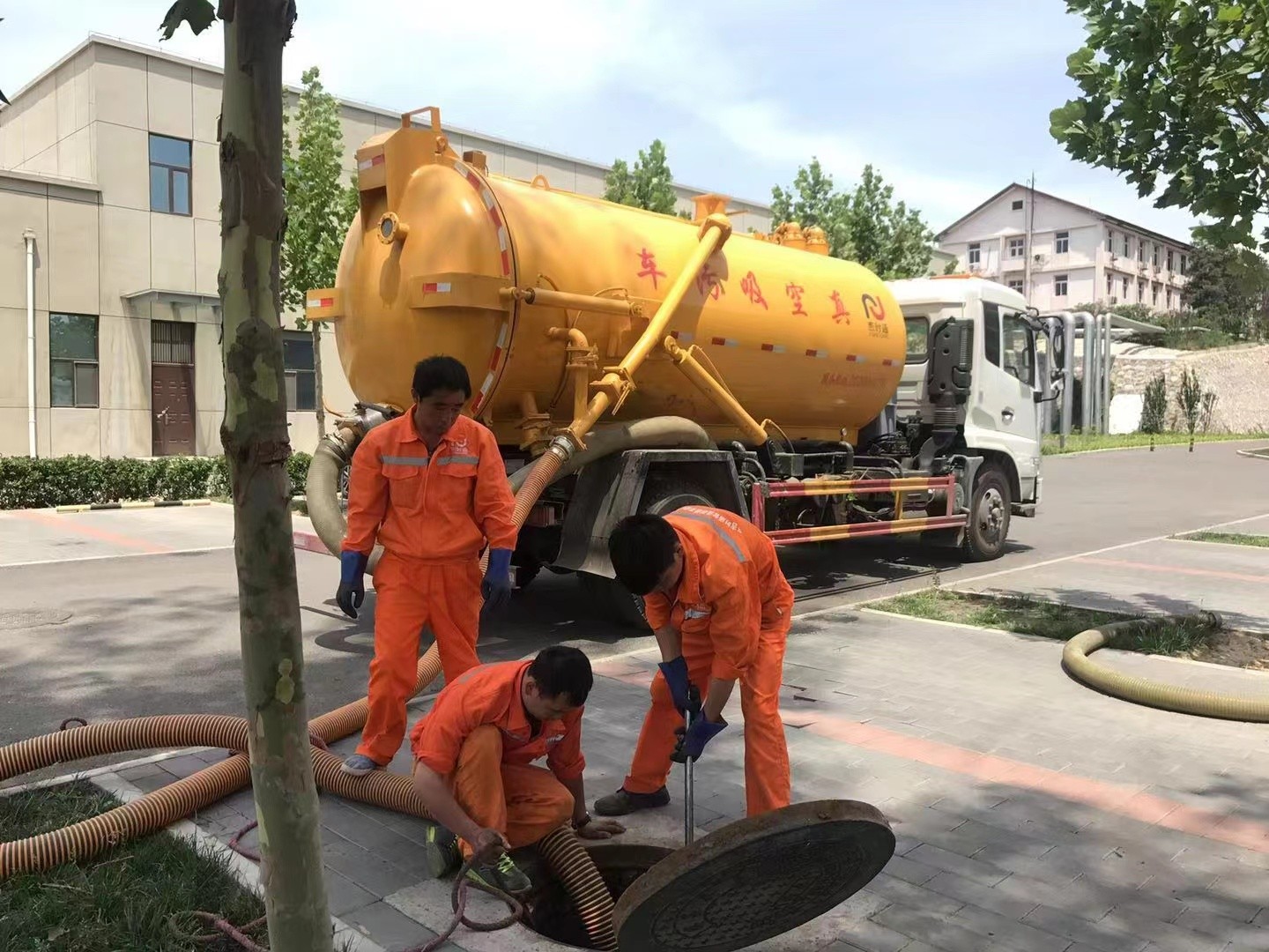 金山屯管道疏通车停在窨井附近