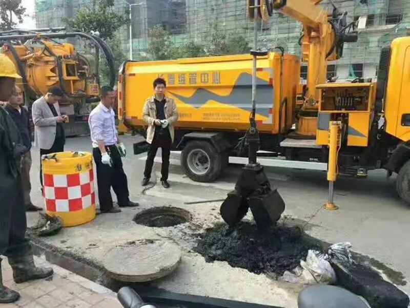 金山屯街道：网格员化身“清道夫”，为民解忧疏通“堵心”化粪池