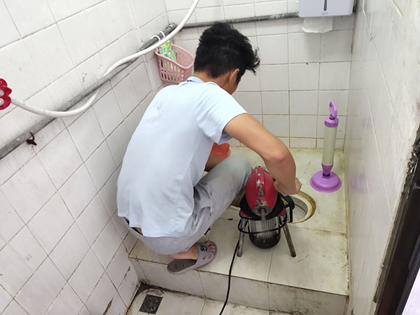 金山屯肥皂掉到马桶里把马桶堵住了怎么办？马桶堵住了怎么办