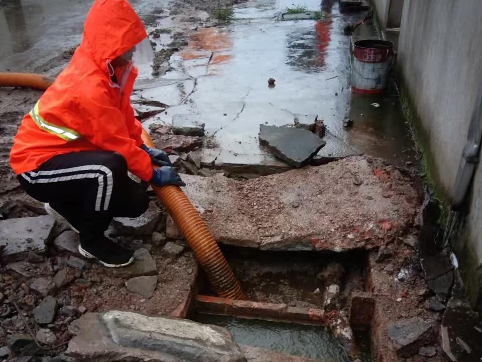 金山屯专业清理污水池 炜誉市政以规范流程守护城市 “肠道”