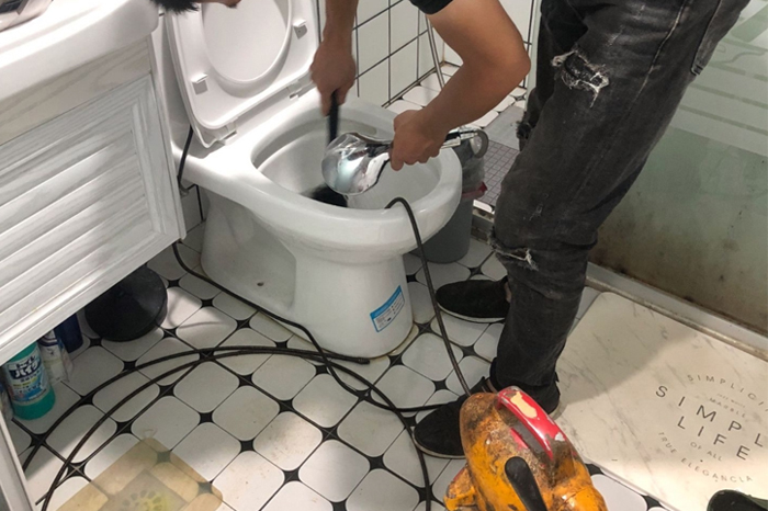 金山屯马桶堵塞自己疏通还是找师傅?专业上门服务让你省时更省心